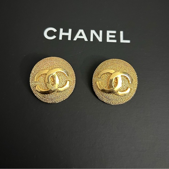 Chanel Authentic Vintage round CC Logo Clip On Earrings - Picture 1 of 9